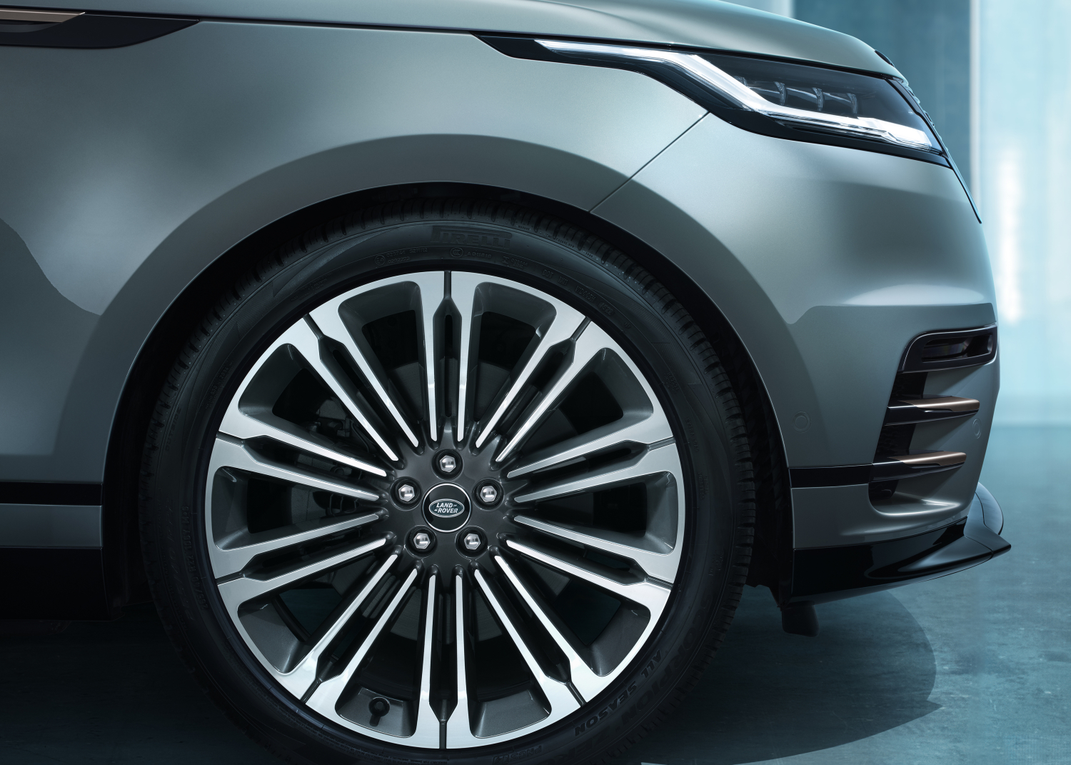 RR_Velar_24MY_Detail_01_010223.jpg