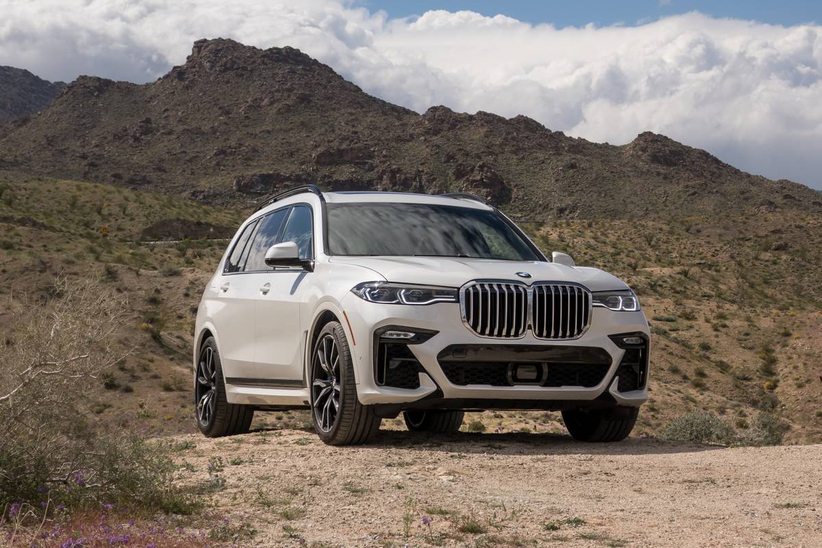 01-bmw-x7-2019-angle--exterior--front--white-review.jpg