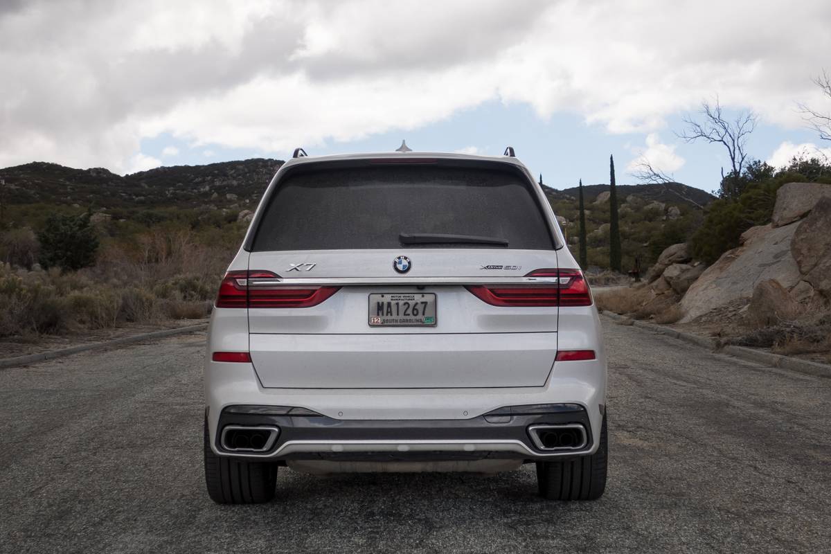 05-bmw-x7-2019-exterior--rear--white.jpg