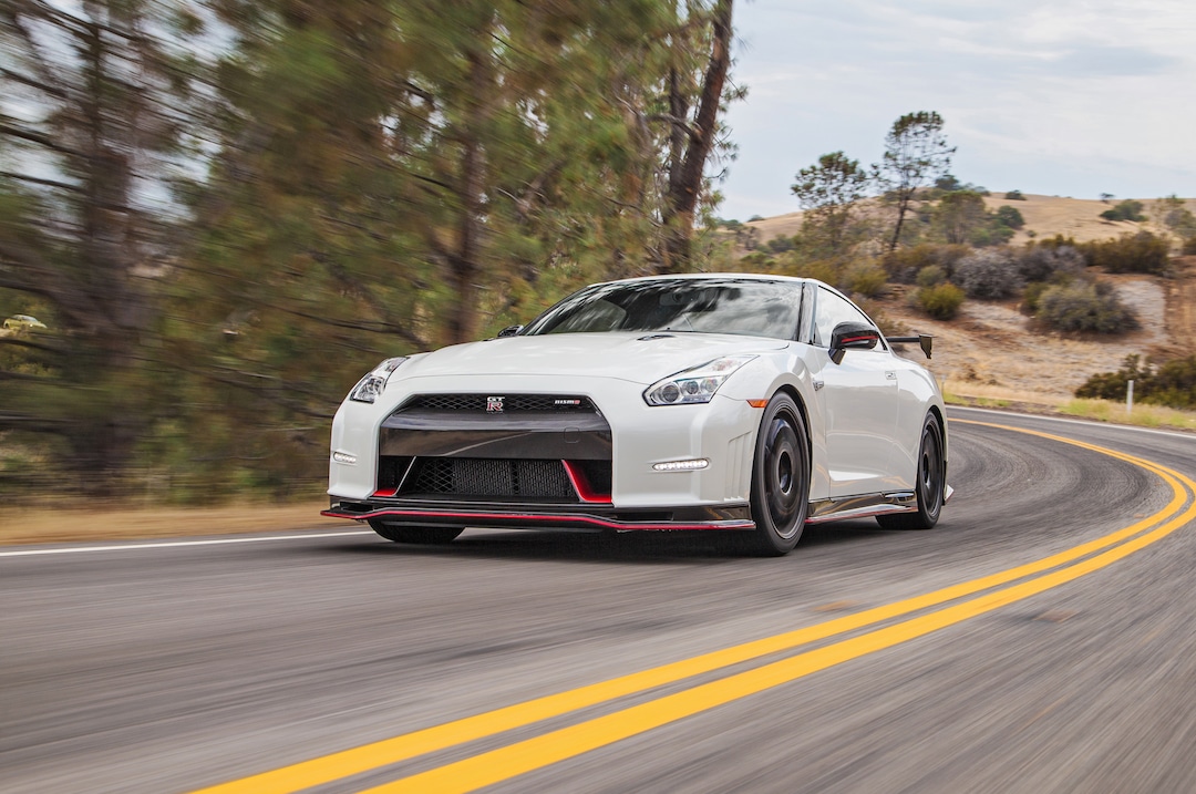 2015-Nissan-GT-R-Nismo-promo1.jpg