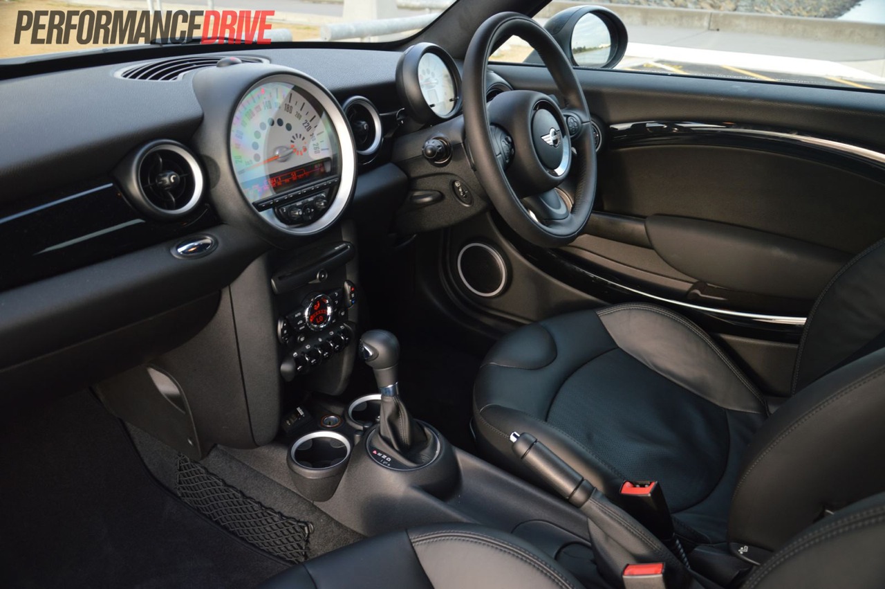 2013-MINI-Coupe-Cooper-dash.jpg