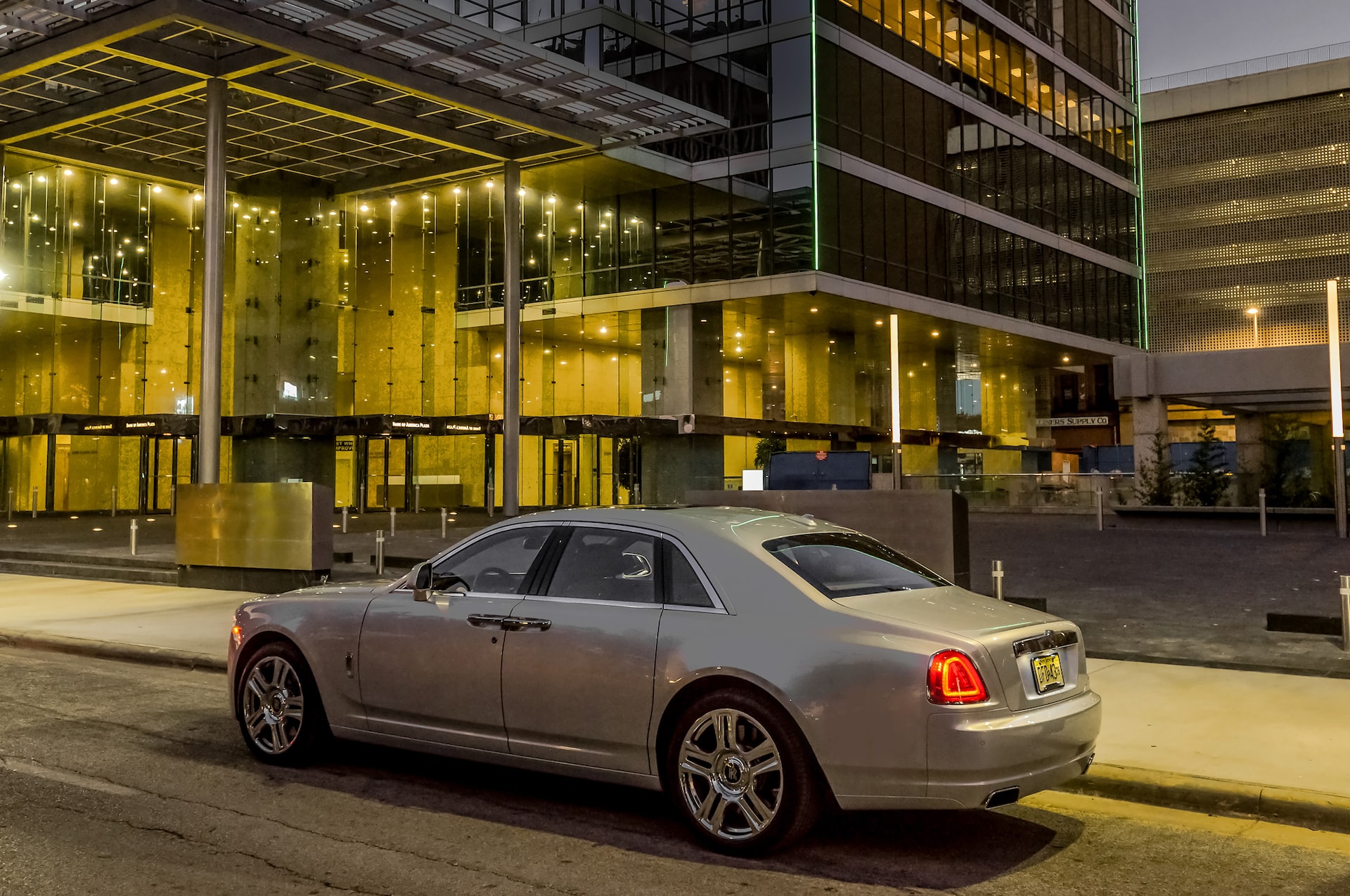 2015-Rolls-Royce-Ghost-Series-II-rear-three-quarter-02.jpg